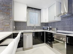 A kitchen or kitchenette at Beautiful apartment in the center equipped for 7