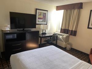 A bed or beds in a room at Baymont by Wyndham Dunmore