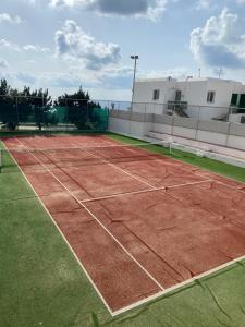 Εγκαταστάσεις για τένις ή/και σκουός στο Mediterranean sunset ή εκεί κοντά