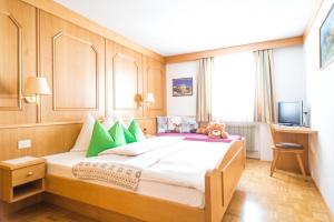 Una cama o camas en una habitación de Chalet Aldian Dolomites 6 fotos más