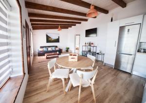 cocina y sala de estar con mesa y sillas en Finca Ecológica Ferrera. Alojamiento Rural. en Arafo