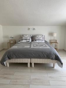 una camera con un grande letto di cekalauthymae a Borgo