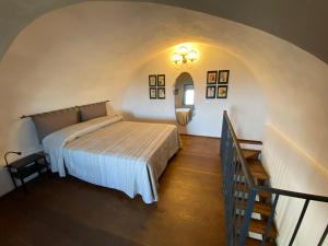 - une chambre avec un lit et un escalier avec un miroir dans l'établissement La casa dei ricordi, à San Gimignano