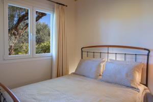 Posteľ alebo postele v izbe v ubytovaní Poly's Villa Lefkada