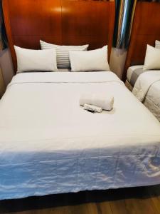 Un pat sau paturi într-o cameră la Miami Springs Inn