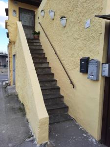 un escalier à côté d'un bâtiment dans l'établissement La Sosta, à Sant'Egidio del Monte Albino