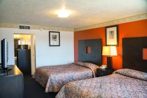 una camera d'albergo con due letti e una televisione di Downtown Inn ad Albuquerque