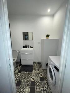 Un baño pequeño con inodoro y lavabo. en Loft atypique sétois, en Sète