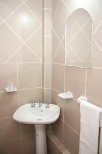 a bathroom with a sink and a mirror at Hotel Yaro in Gualeguaychú