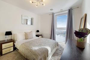 Postel nebo postele na pokoji v ubytování Deluxe three bedroom Apartment by London ExCeL Stays