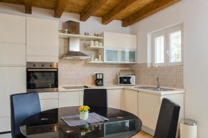 Kuchyň nebo kuchyňský kout v ubytování Vacation House Bosa