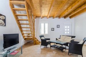 TV a/nebo společenská místnost v ubytování Vacation House Bosa + 15 fotografií