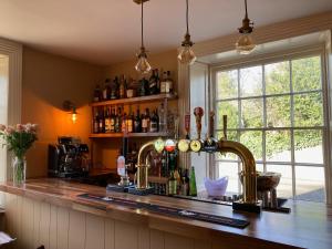 Area lounge atau bar di The Seagrave Arms