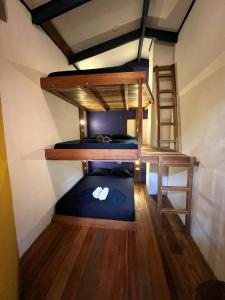 Katil atau katil-katil dalam bilik di Playa 506 Beachfront Hostel