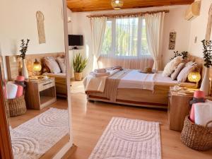 1 dormitorio con cama, ventana y espejo en Oase Garden Hotel, en Cıralı