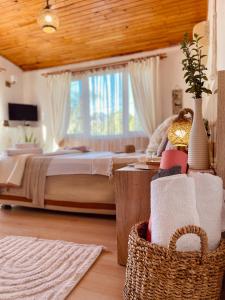 a bedroom with a bed and a basket of towels at Oase Garden in Cıralı
