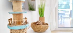 een voederbak en een mand op een tafel bij Apartamento El Sueño II in Denia +33 foto's