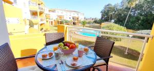 een tafel met een schaal fruit op een balkon bij Apartamento El Sueño II in Denia