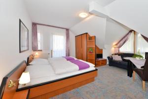 1 dormitorio con 1 cama y sala de estar en Rhön-Hotel Sonnenhof - Restaurant & Café en Poppenhausen