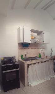 A kitchen or kitchenette at Apartamento amoblado en La Tebaida, Quindio