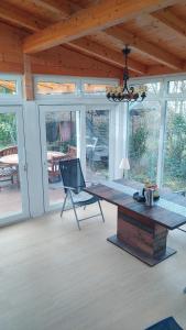 a large room with a desk with a laptop on it at FeWo bei Tati - Bungalow in Singen