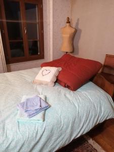 Una cama con toallas y libros encima. en Sam Bott, en Chambon-sur-Voueize