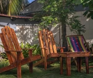two wooden chairs sitting next to a painting at Casita de Playa BOMALU in Las Peñitas