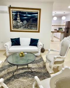 salon z kanapą i stolikiem kawowym w obiekcie Casa Dimares w mieście Cartagena de Indias