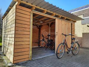 dwa rowery są zaparkowane w drewnianej szopie w obiekcie Ferienwohnung Lüdenstein w mieście Bad Rothenfelde