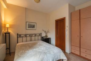 Postel nebo postele na pokoji v ubytování Odos Oneiron