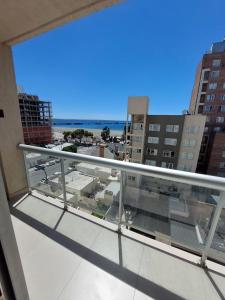 - un balcon avec vue sur l'océan et les bâtiments dans l'établissement AQUAMARINA 2, à Puerto Madryn