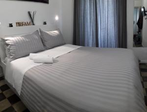 Una cama blanca con dos libros encima. en CASAGIO' en Ragusa