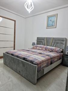 ナドールにあるNice appartment nador al jadidの白い部屋に大型ベッド1台が備わるベッドルーム1室が備わります。 +37枚の写真