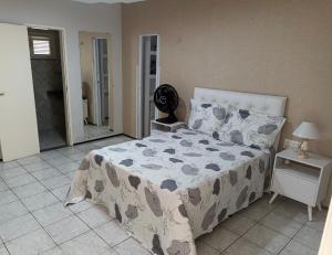 - une chambre avec un grand lit et un miroir dans l'établissement Sua casa fora de casa, à Fortaleza