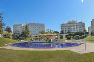 una piscina en un parque con edificios al fondo en Alvor Vila Marachique Apartment, en Alvor