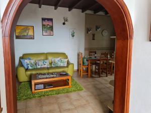 ein Wohnzimmer mit einem Sofa und einem Tisch in der Unterkunft CASA TIN in Isora