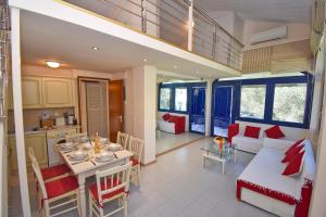 un salon avec une cuisine et une salle à manger dans l'établissement Gouvia - Luxury Suite, à Gouviá