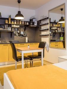Reštaurácia alebo iné gastronomické zariadenie v ubytovaní Studio Vita Julija