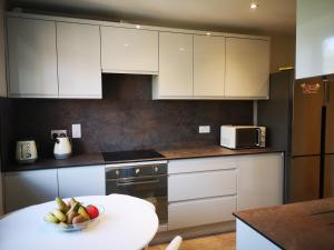 a kitchen with a bowl of fruit on a table at LUXE HILL GETAWAY in London