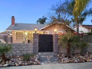 ein Haus mit einer schwarzen Tür und einem Zaun in der Unterkunft North Park Bungalow Resort in San Diego