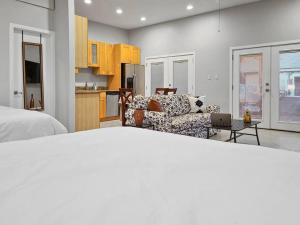 ein Wohnzimmer mit Sofa und eine Küche in der Unterkunft North Park Bungalow Resort in San Diego