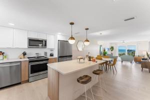 Köök või kööginurk majutusasutuses Cocoa Beach Towers