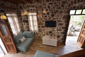TV a/nebo společenská místnost v ubytování Patriko Nisyrian Guesthouse