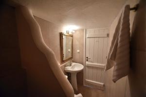 Koupelna v ubytování Patriko Nisyrian Guesthouse + 24 fotografií