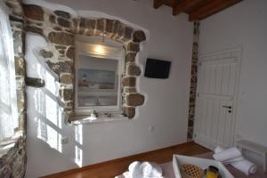 TV a/nebo společenská místnost v ubytování Patriko Nisyrian Guesthouse
