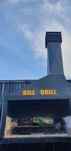 een kill chill bord op de top van een gebouw bij Casa Magallanes Ushuaia in Ushuaia