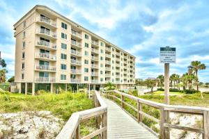 un bâtiment sur une promenade devant un bâtiment dans l'établissement Destin on the Gulf 401, à Destin