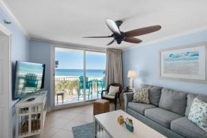 un salon avec un canapé et un ventilateur de plafond dans l'établissement Destin on the Gulf 401, à Destin