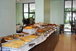 ein Buffet mit vielen verschiedenen Speisen in der Unterkunft Cobertura Presidencial Tropical Hotel in Manaus