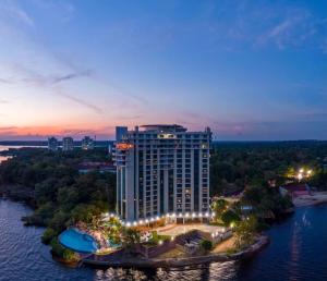 Cobertura Presidencial Tropical Hotel في ماناوس: اطلالة جوية على مبنى كبير على الماء